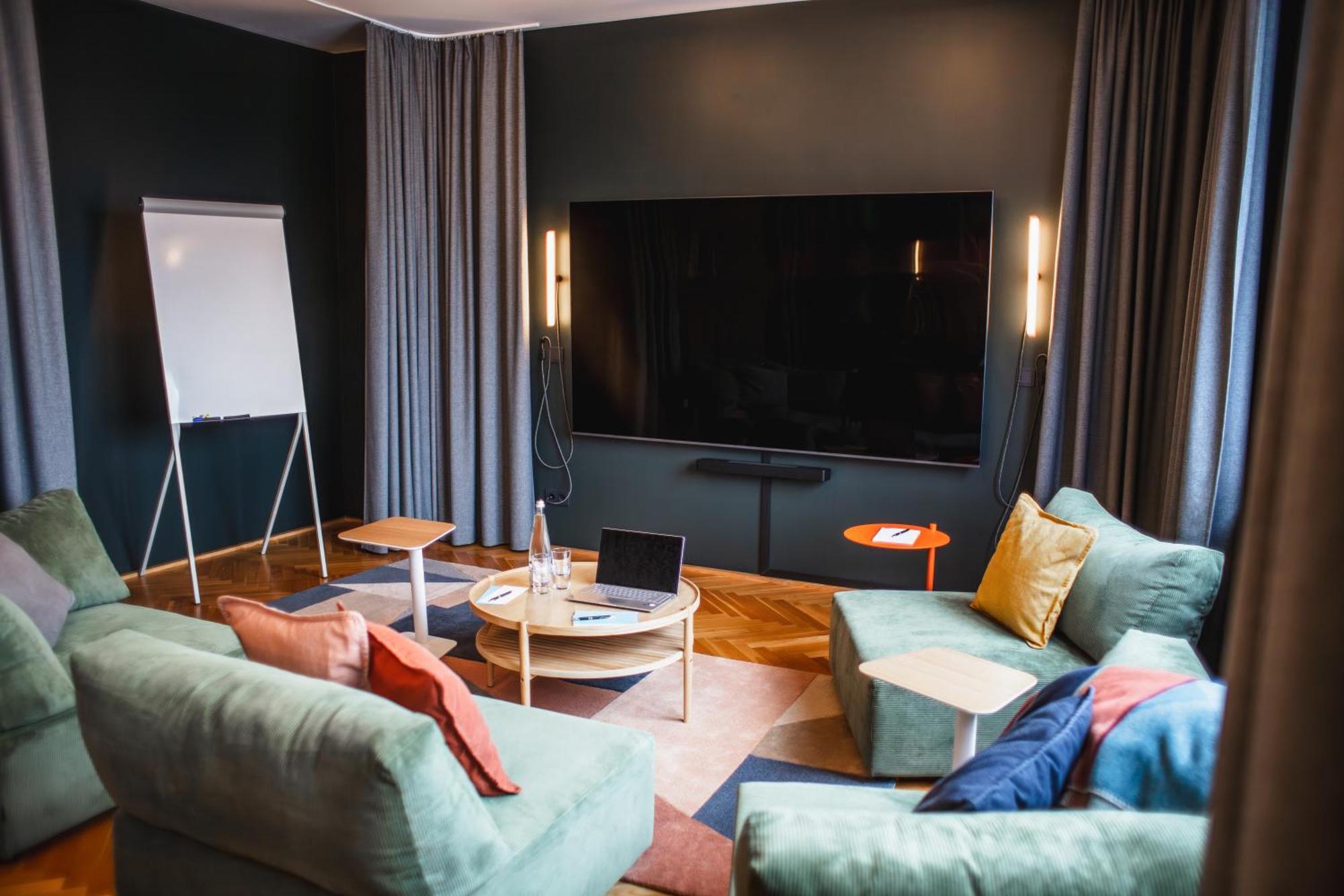 3 Bedroom Home Cinema Apartment